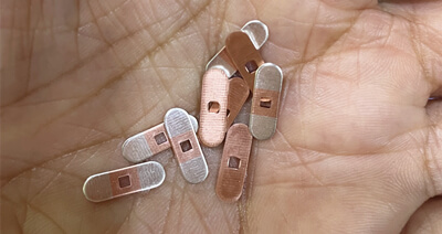 Saadetis hõbedase inkrusteerimisribaga tehtud stantsidele